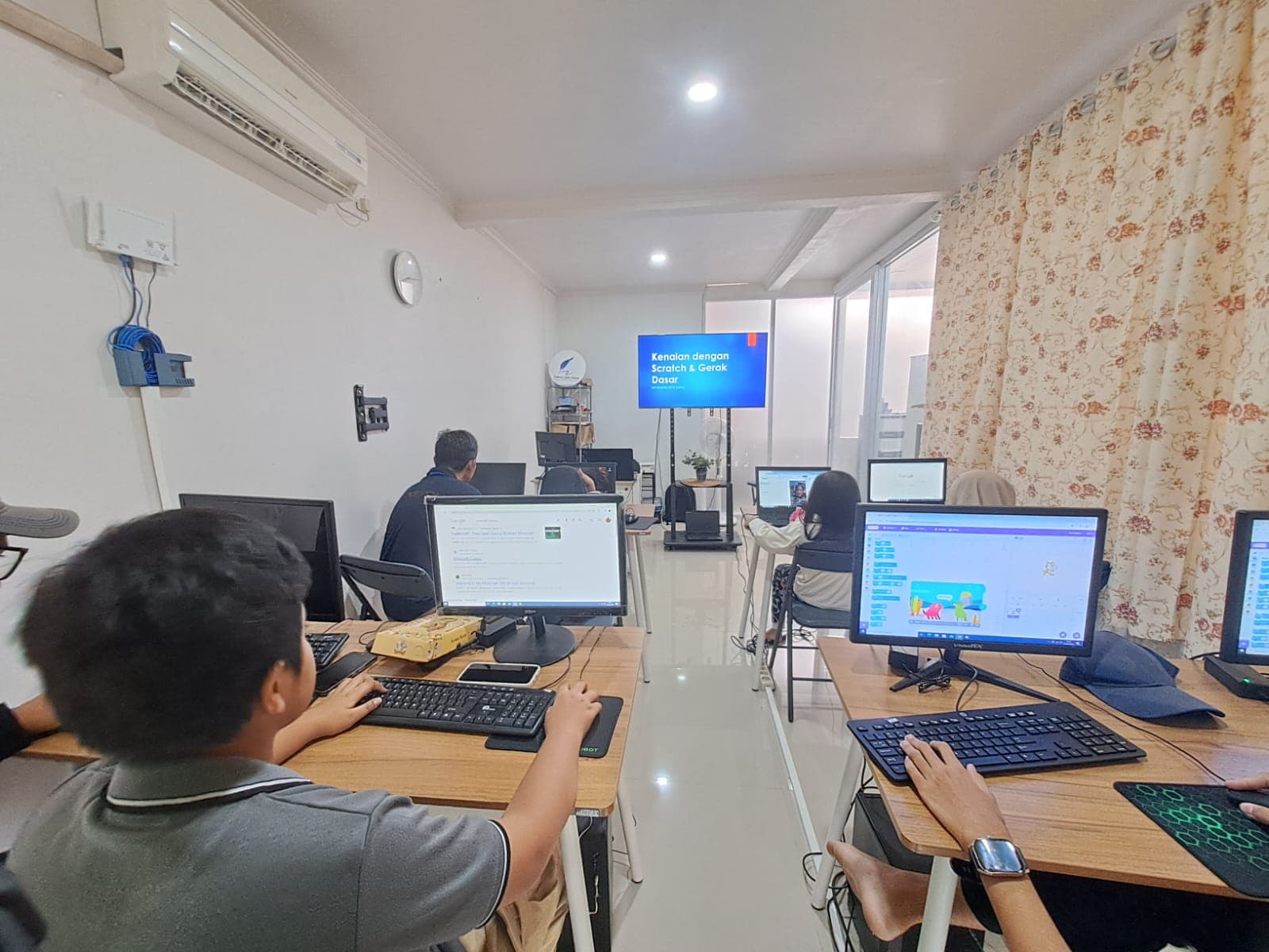 Peserta mengikuti kelas komputer dengan materi Scratch dan gerak dasar