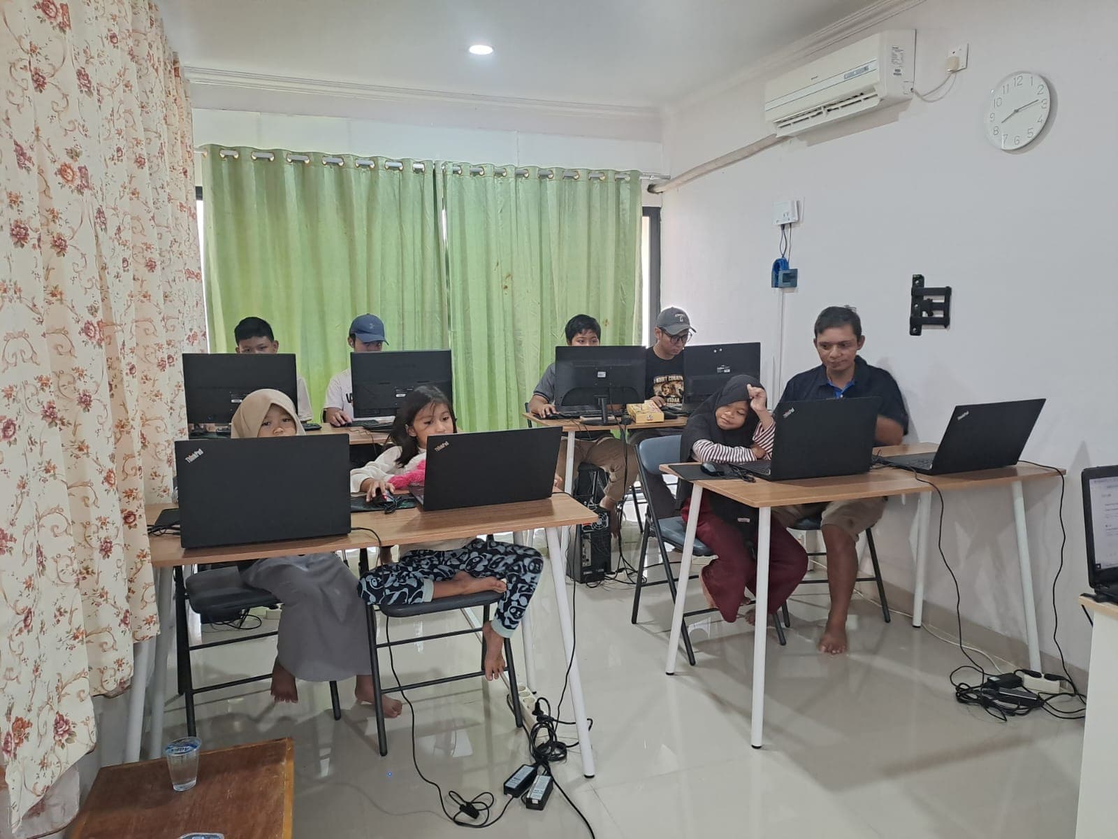 Peserta belajar komputer bersama di ruang kelas