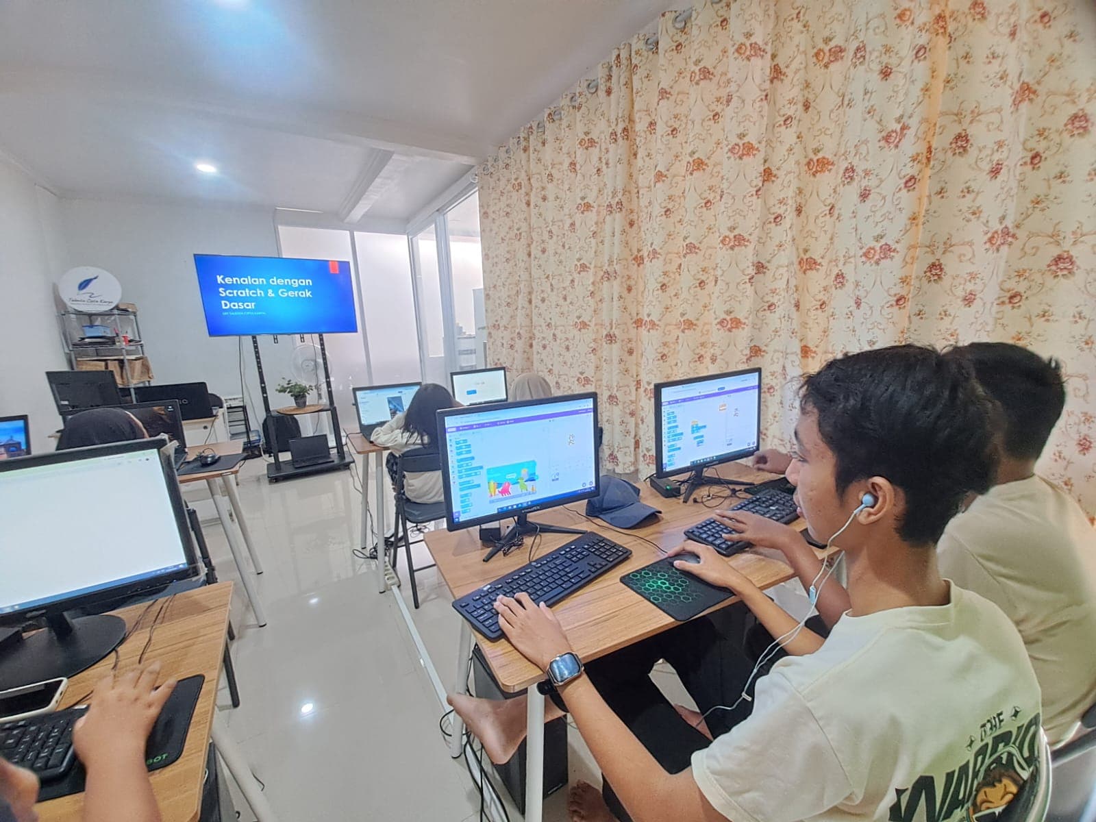 Peserta mempraktikkan pemrograman visual menggunakan Scratch