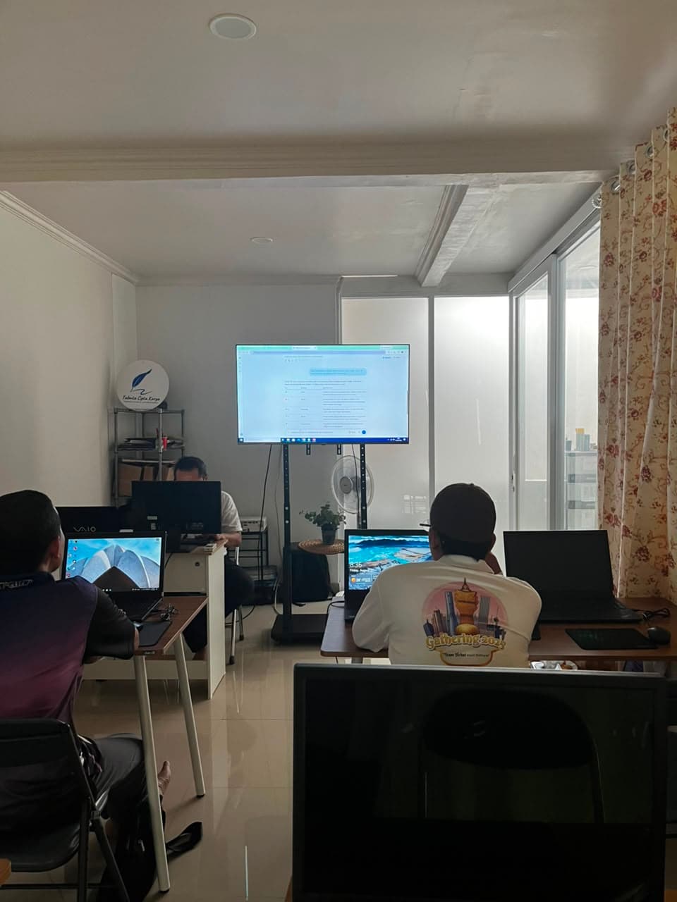 Sesi pembelajaran digital di ruang kelas komputer