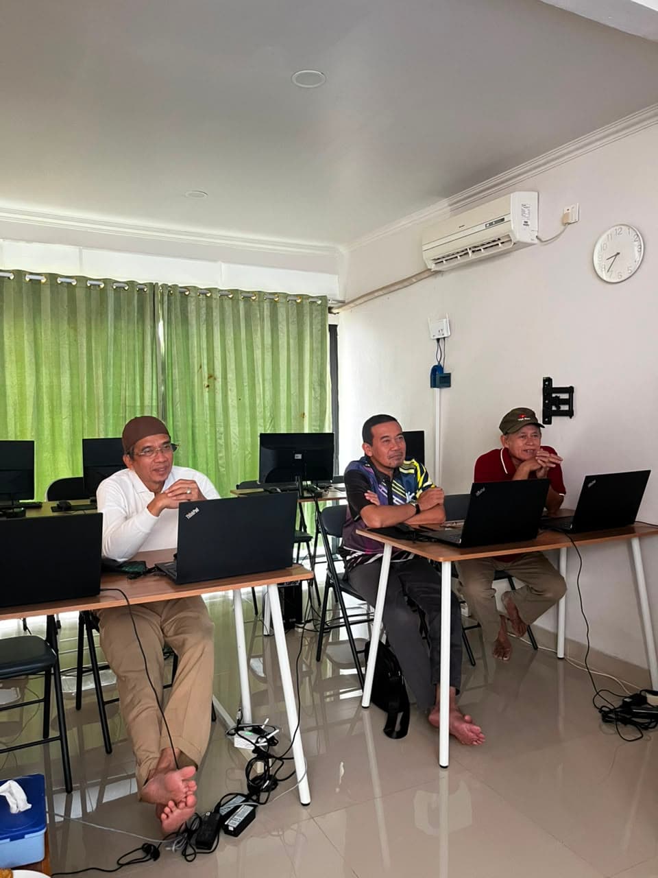 Peserta berdiskusi dalam kelas komputer