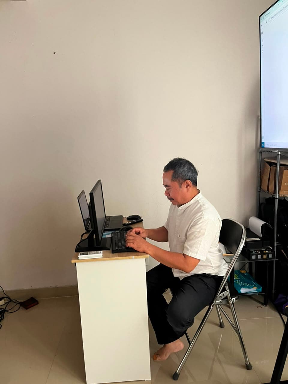 Peserta melakukan praktik komputer secara mandiri